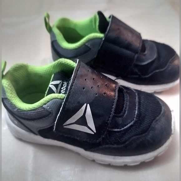 2 for 1 Reebok 8c Kids Shoe - Picture 1 of 3